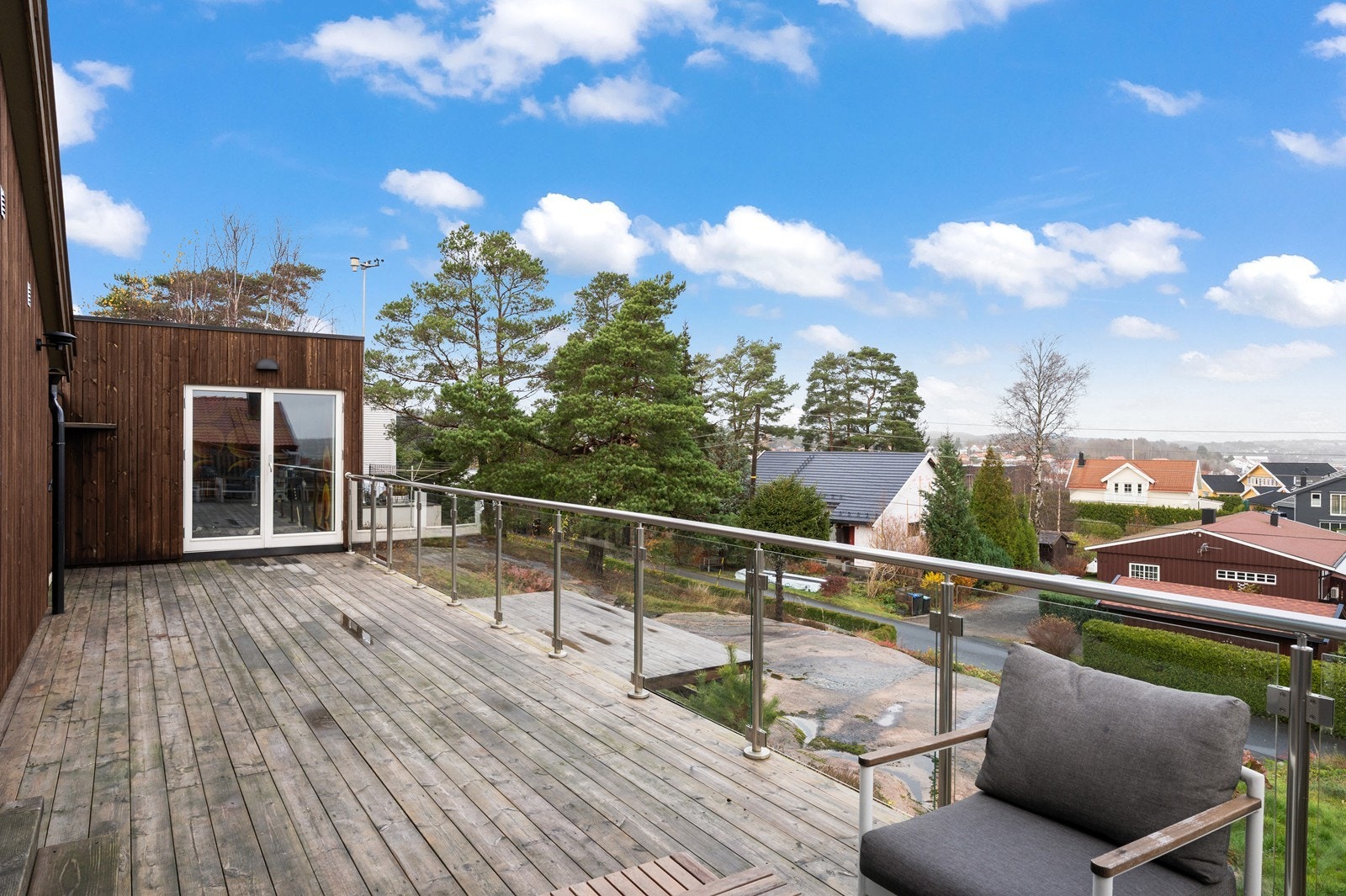 Den store verandaen er en flott forlengelse av stuen på varme dager. Galleribilde