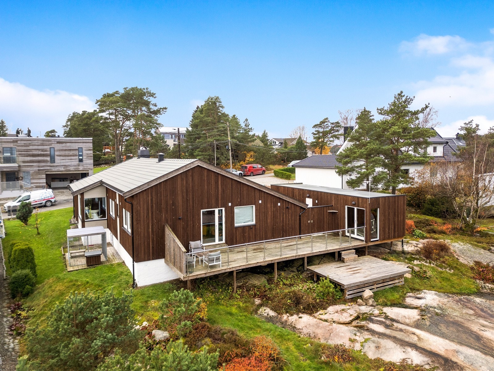 Boligen er fundamentert på fjell og ligger stabilt og trygt i terrenget. Galleribilde