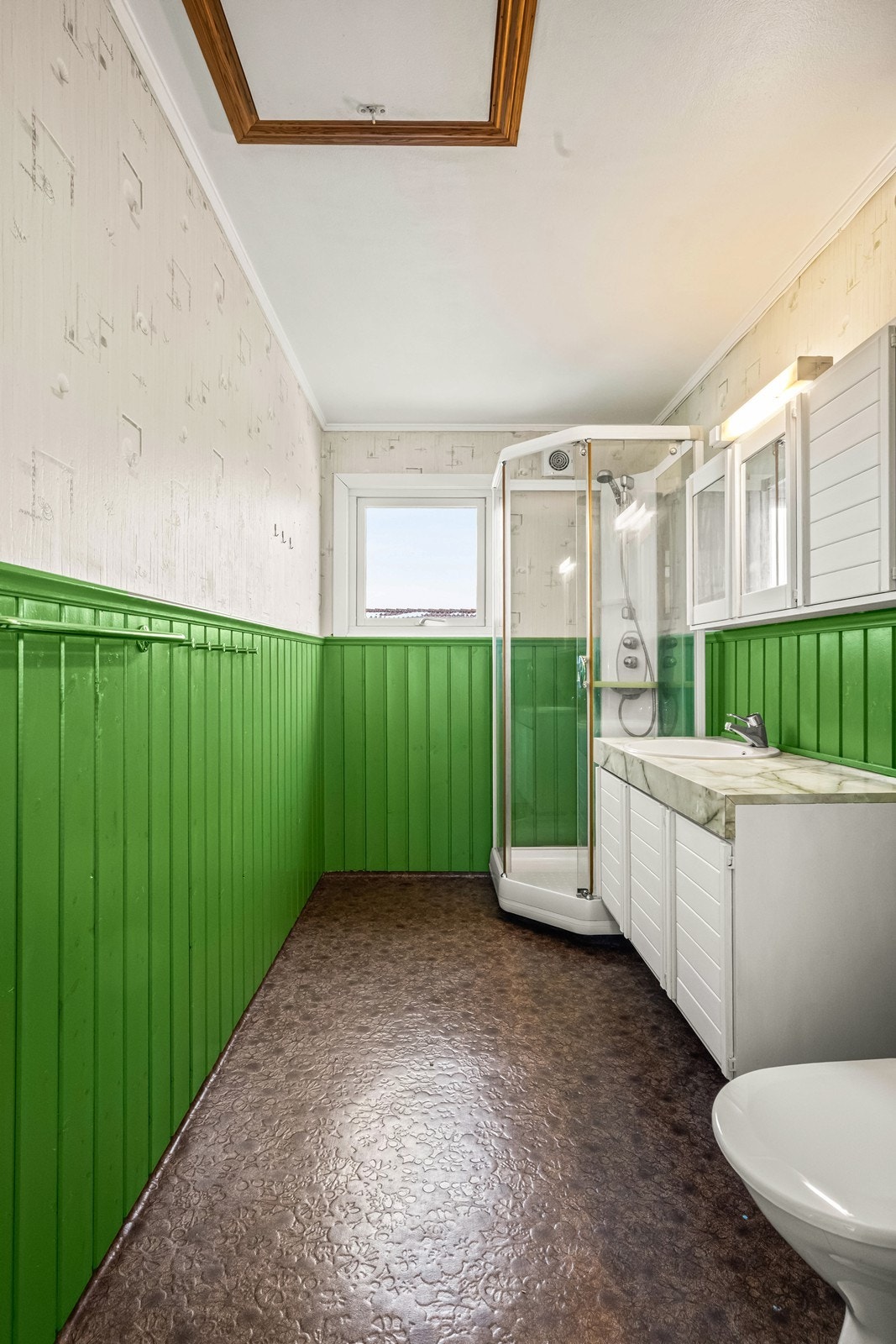 Badet er utstyrt med dusjkabinett, servant i innredning og elektrisk styrt ventilasjon. Galleribilde