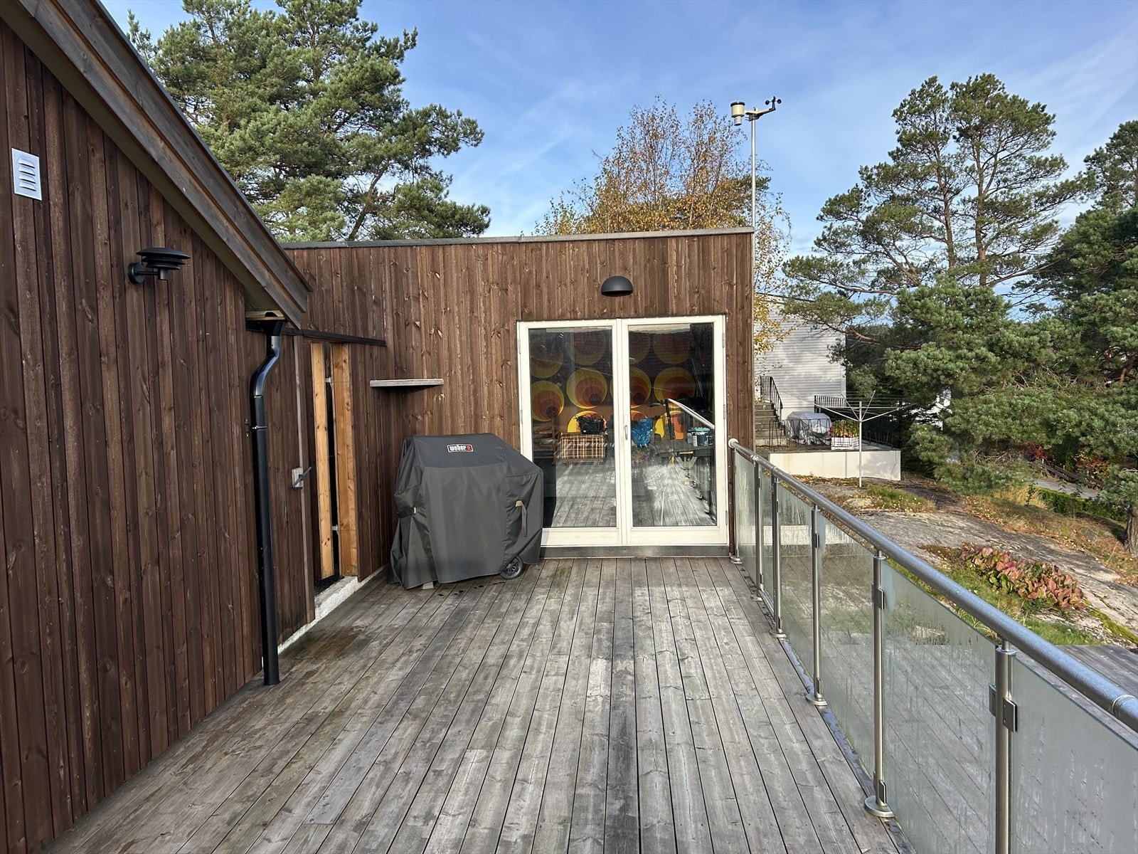 Dobbel verandadør inn til stue i tiknytning til garasjen Galleribilde