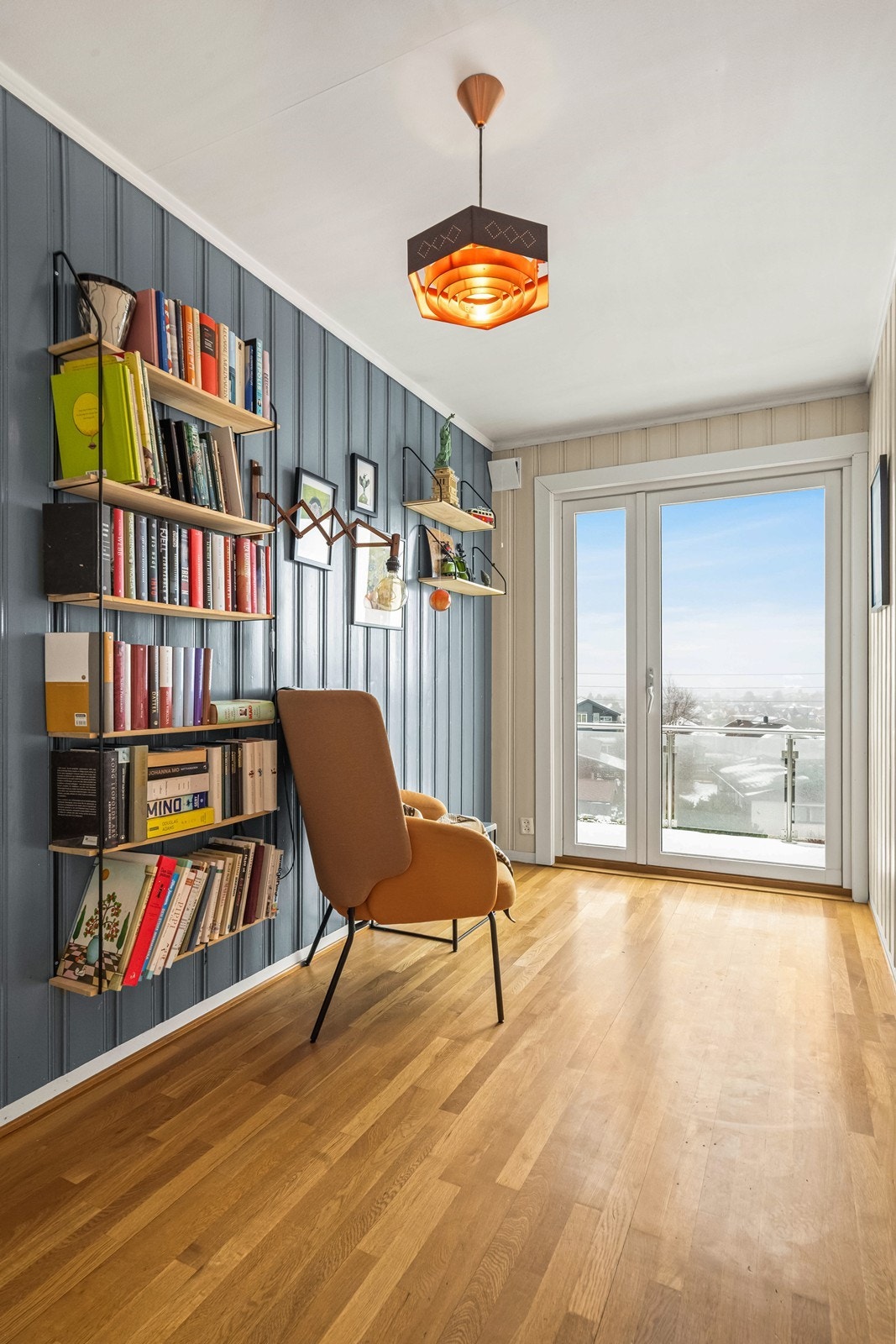 Fra gangen er det også utgang til en veranda via en malt verandadør fra 2018. Galleribilde