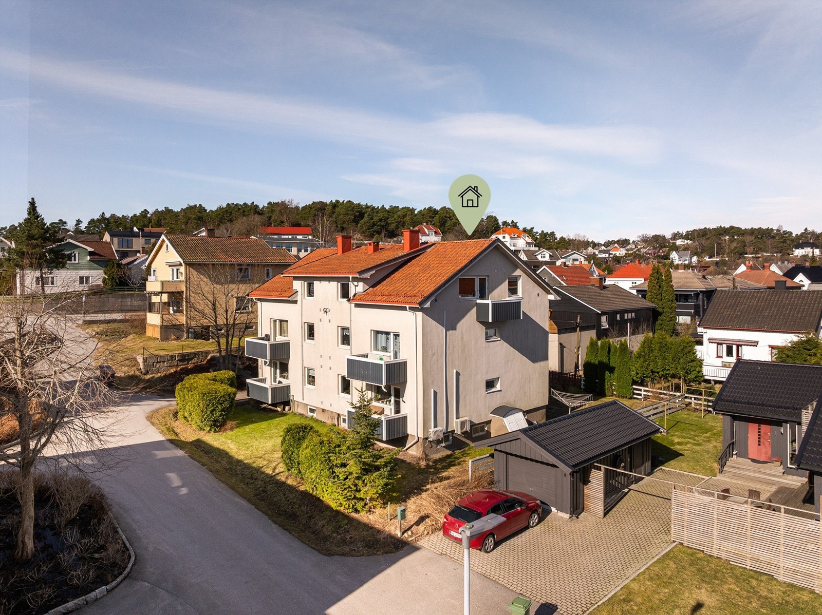 Sagmesterveien 2 presenteres av Karl Robert Hansen i Krogsveen. Leiligheten inngår i loftsetasjens østre side. Fotograf; Kristoffer Kristiansen. Galleribilde