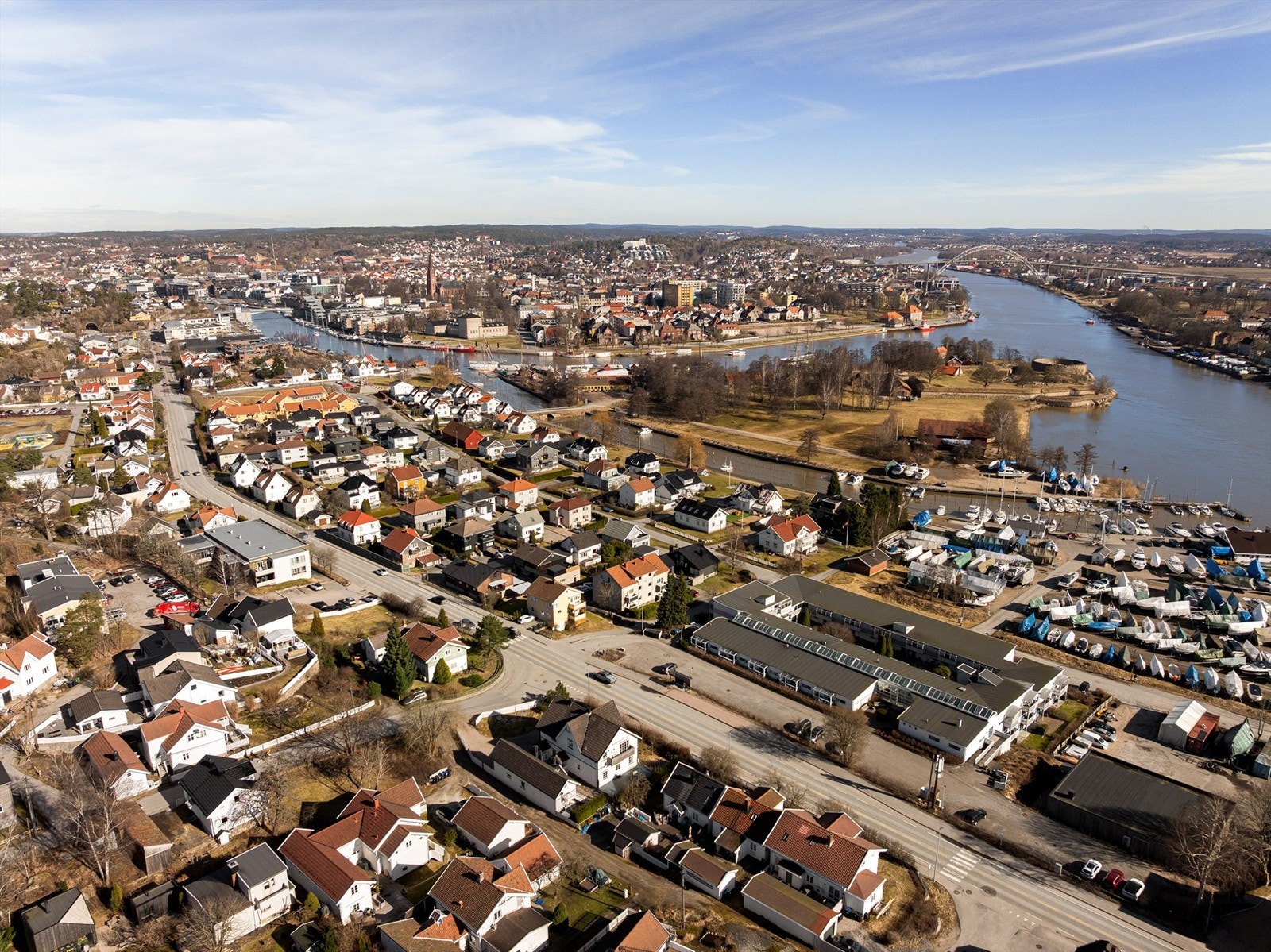 Fra Sagmesterveien tar det kun fem minutter å sykle til byen. Buss stopper like ved. Galleribilde