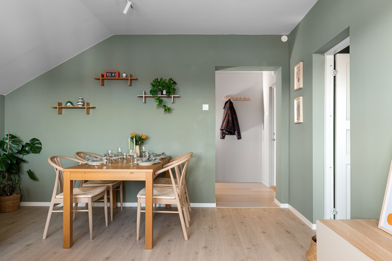I stuen er både karmer og overgang vegg-himling utført listefritt. Galleribilde