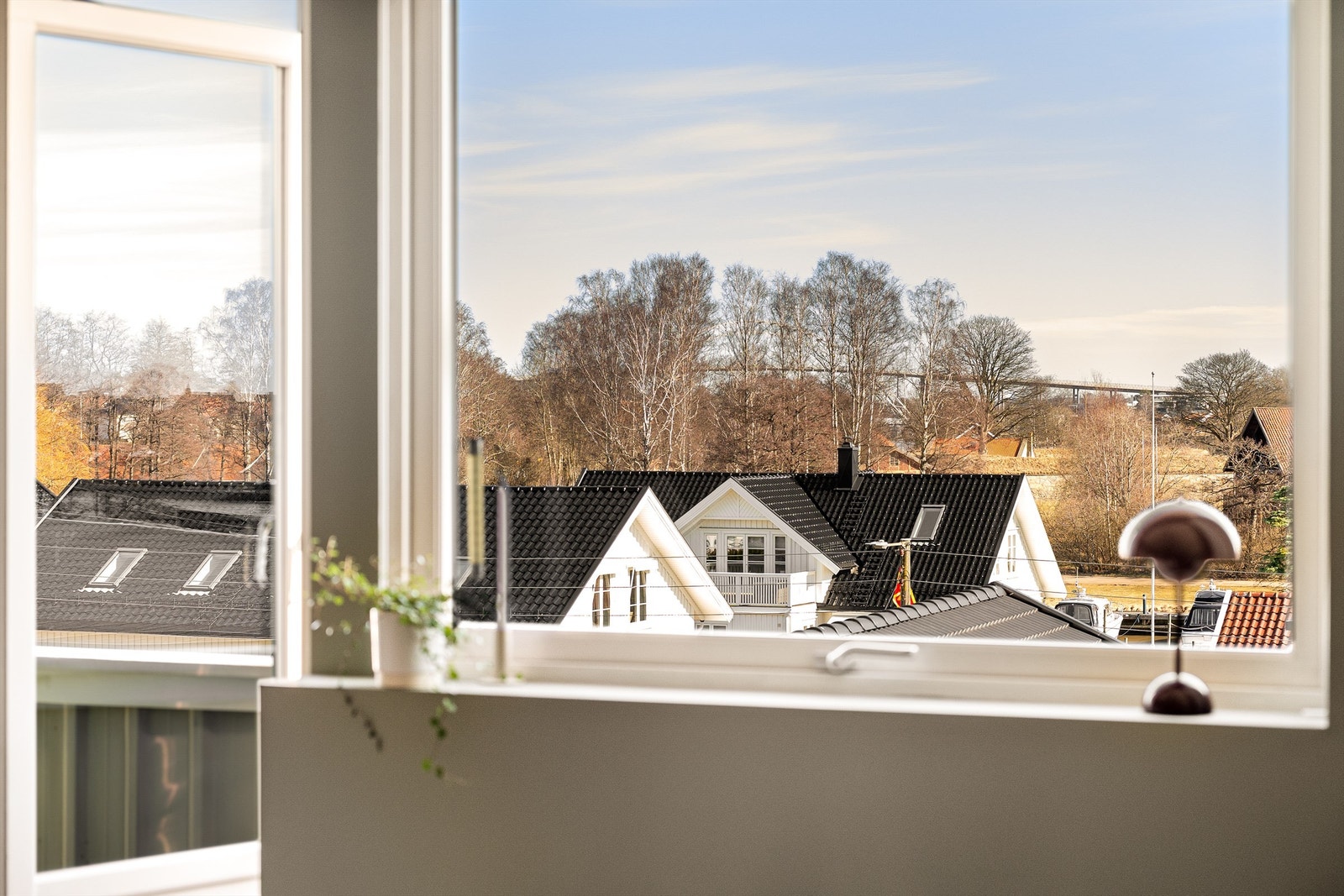 Vel så fin utsikt som på balkongen sees i både stuen og soverommet. Innsyn er det i praksis ikke til noen rom. Galleribilde