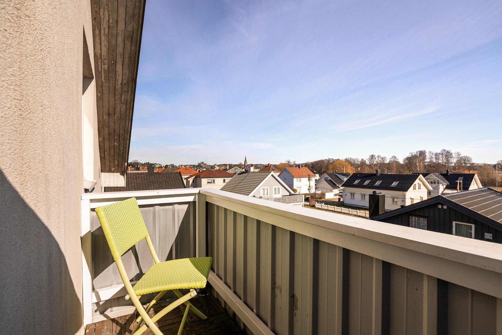 Leiligheten er den eneste i bygget som har balkong på denne siden. Her er det både morgen-/formiddagssolen og 180s graders utsikt. Galleribilde