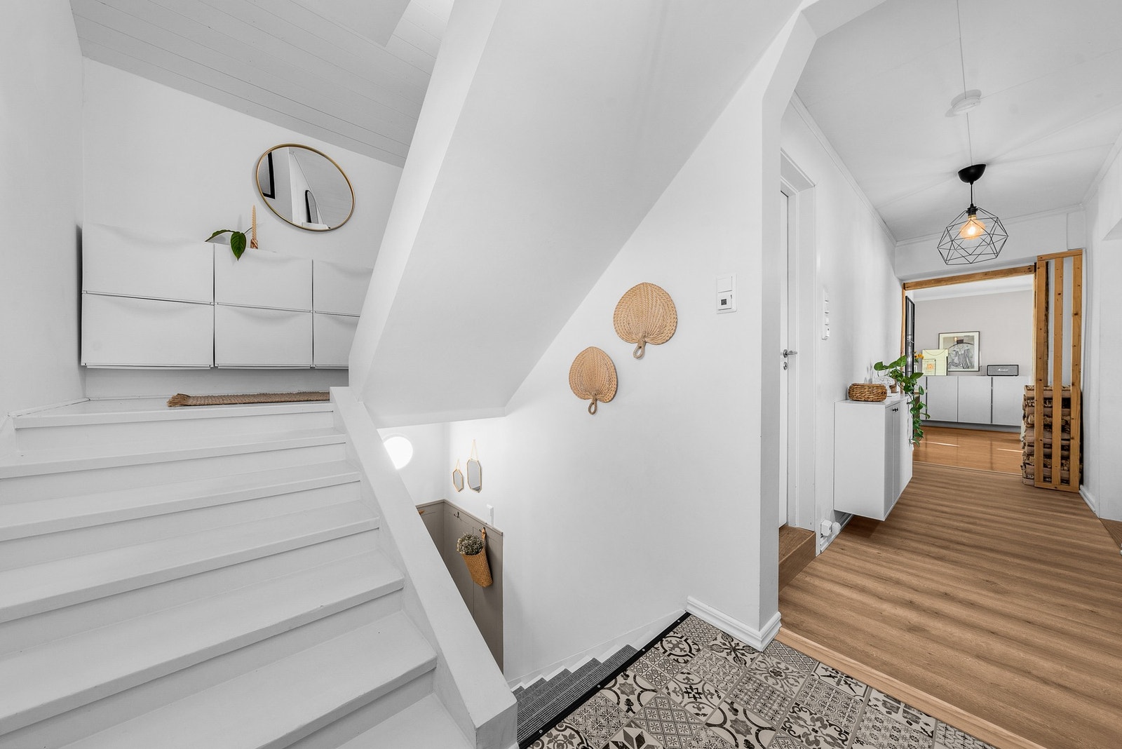 Trappegang med luftig uttrykk og god flyt mellom etasjene. Det er lagt varmekabler i gulvet på det private inngangspartiet. Galleribilde