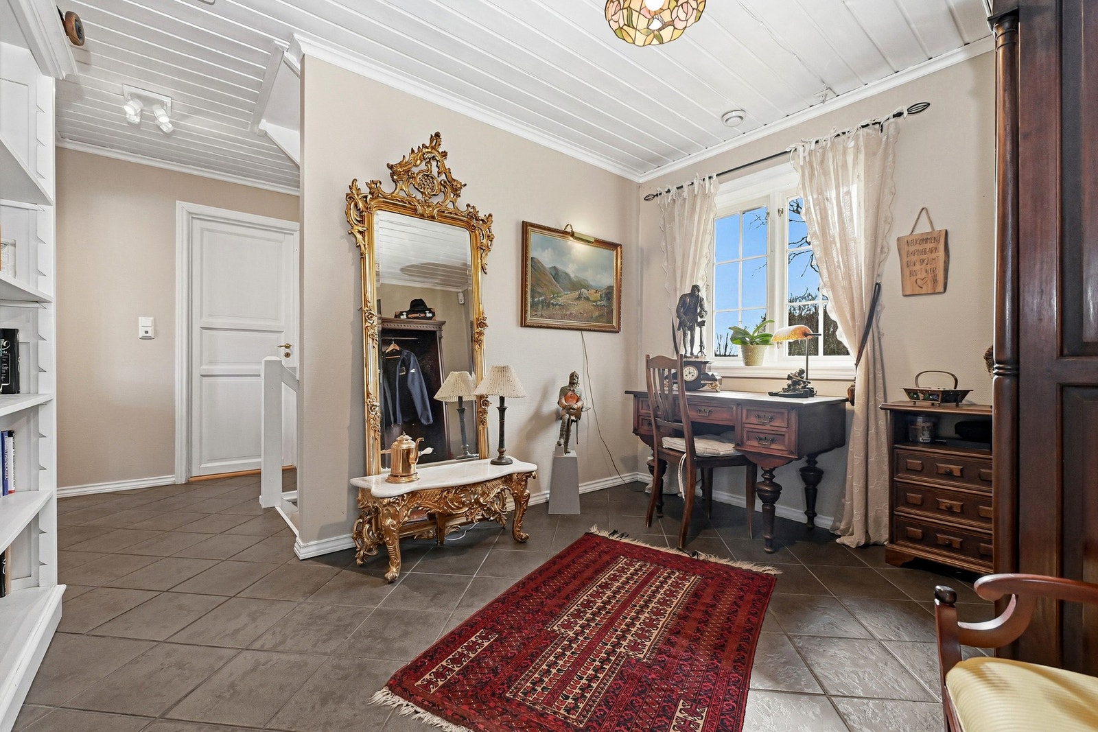 Lyst rom med flislagt gulv og store vinduer som slipper inn mye naturlig lys. Galleribilde