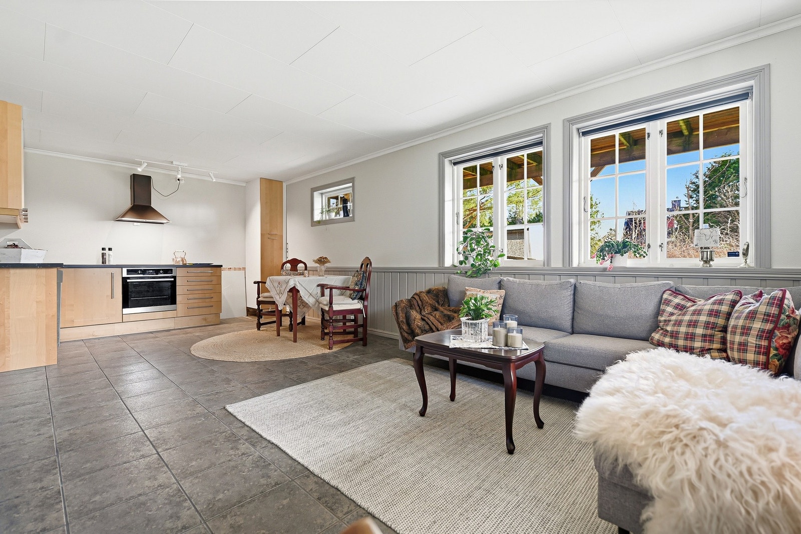 Lyst og åpent allrom med kjøkken, spiseplass og stue. Store vinduer gir godt lysinnslipp. Galleribilde