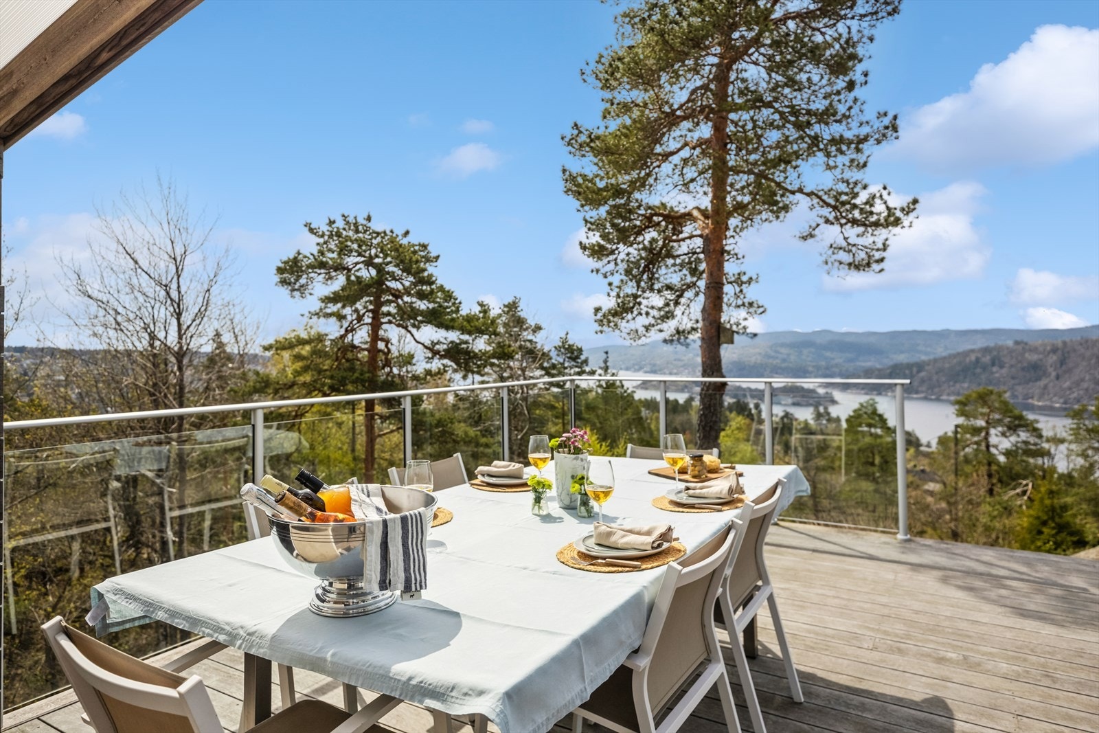 Her kan det dekkes til middag for familie og venner. Galleribilde