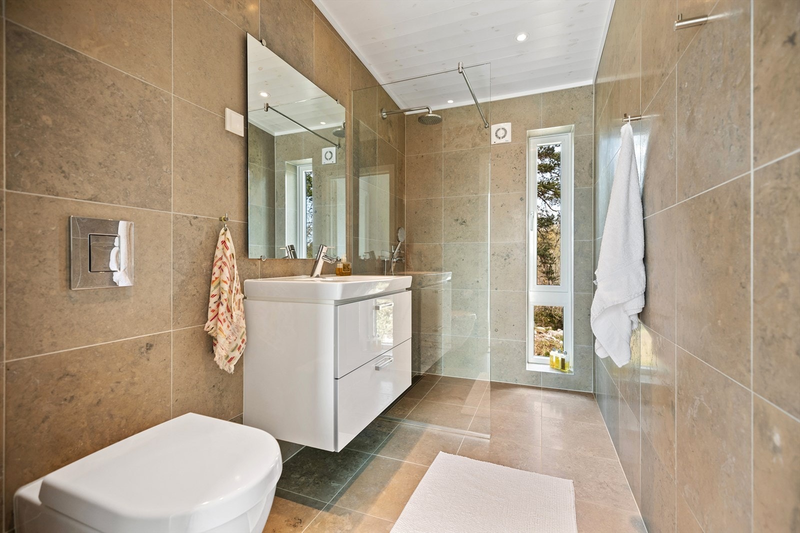 Baderomsinnredning fra Mobalpa. Villeroy & amp sanitærporselen. Hansgrohe armaturer. Galleribilde