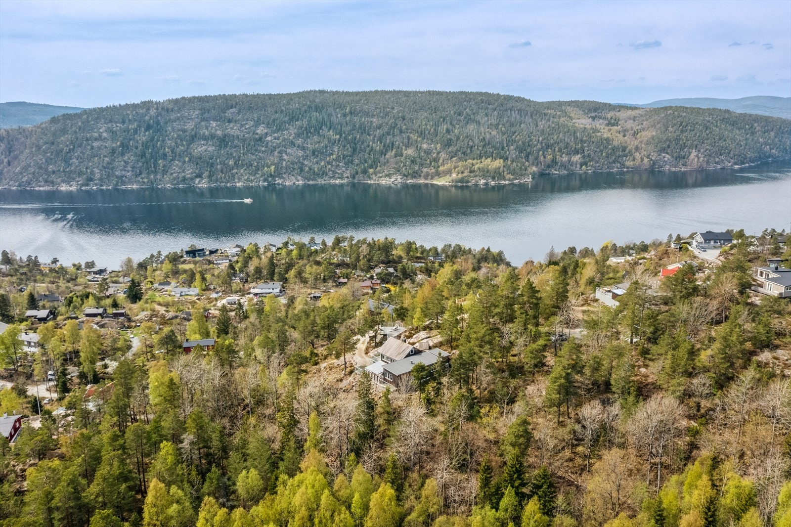 Fritidseiendommen er beliggende i landlige og stille omgivelser i et populært og attraktivt hytteområde ved Søndre Hallangen/Langebåt, ca. 45 minutter med bil fra Oslo. Galleribilde