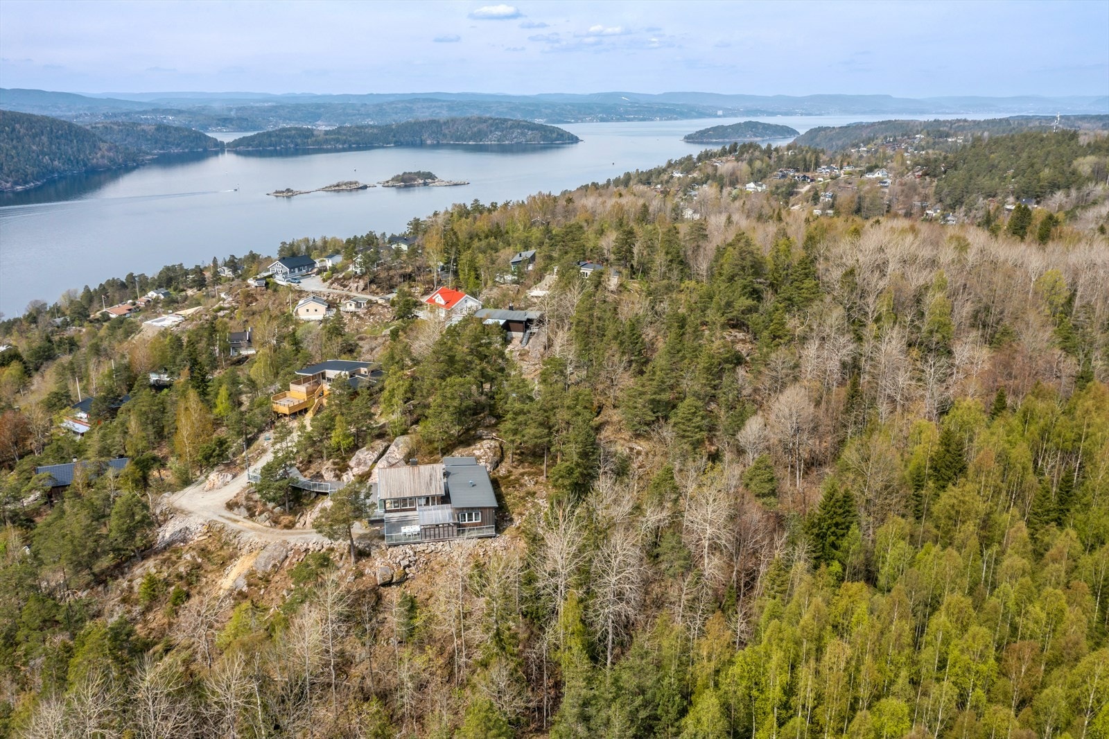 Det er flere badestrender i nærområdet. Området har eget vel og sommerbutikk på Marikova med kvelds- og søndagsåpent. Galleribilde