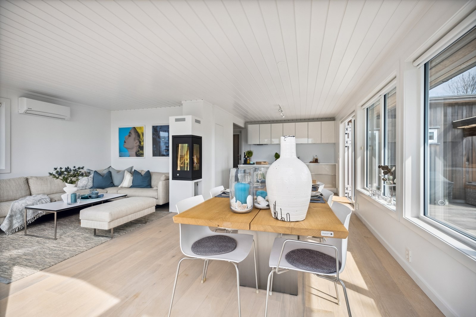 Hovedhytta har en stor åpen stue/spisestue/kjøkkenløsning og entré med garderobeplass. Galleribilde