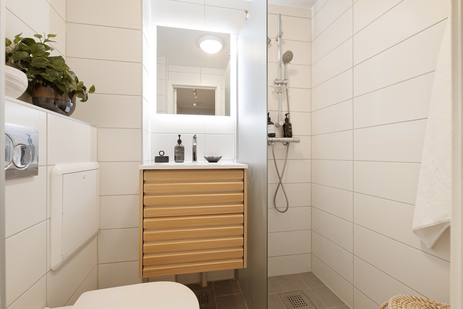 Badet ble oppgradert i 2018. Badet er utstyrt med veggmontert wc og dusjhjørne med glass-skillevegg og ettgreps dusjarmatur Galleribilde
