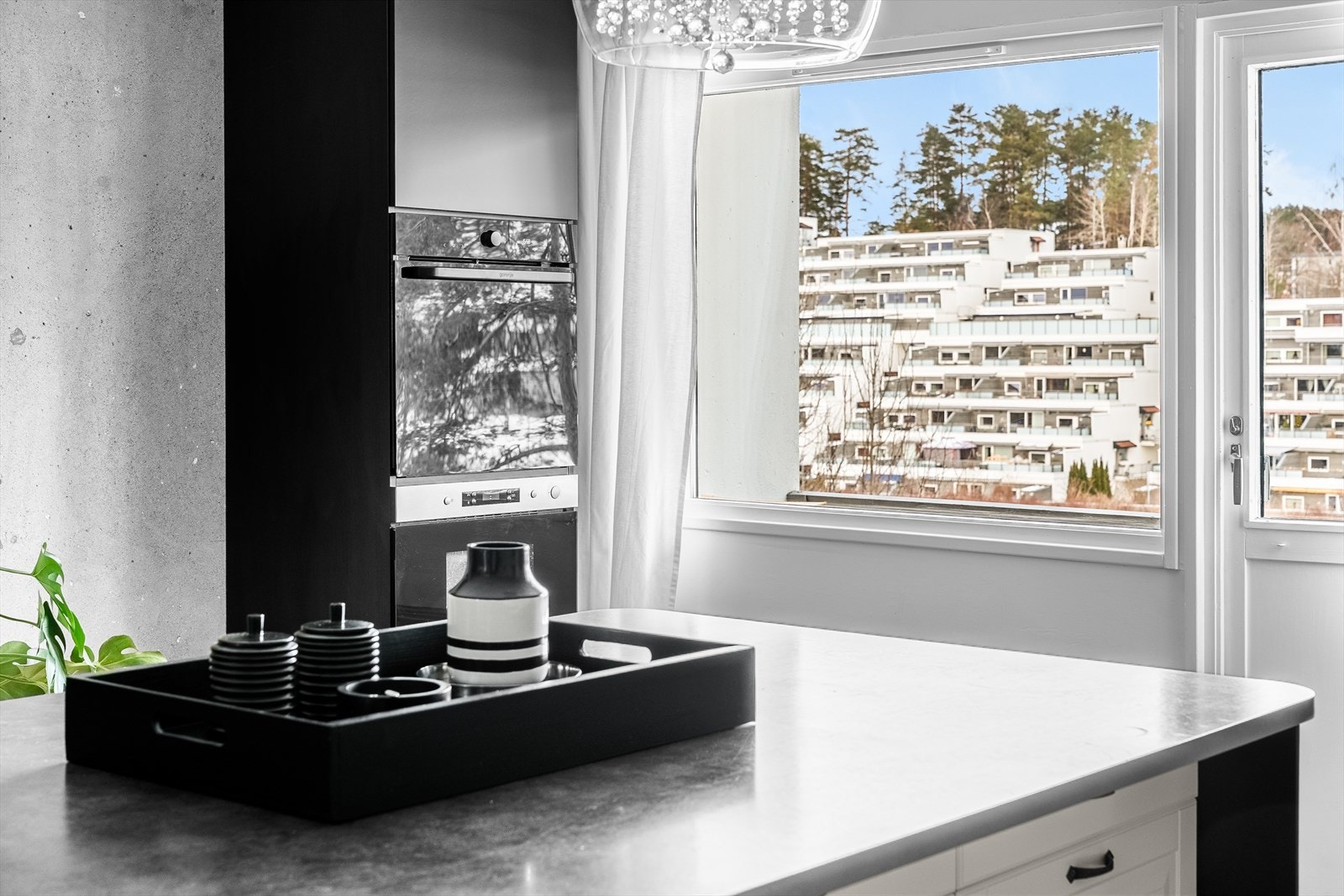 Fra kjøkkenet er det direkte utgang til en nordøstvendt balkong på ca. 8,5 m². Galleribilde