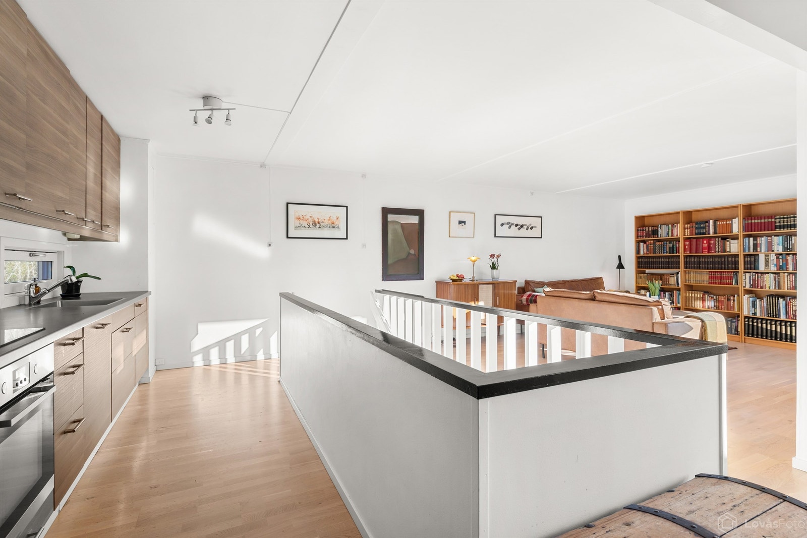 Kjøleskapet har fryser og praktisk vann- og isbitmaskin. Galleribilde