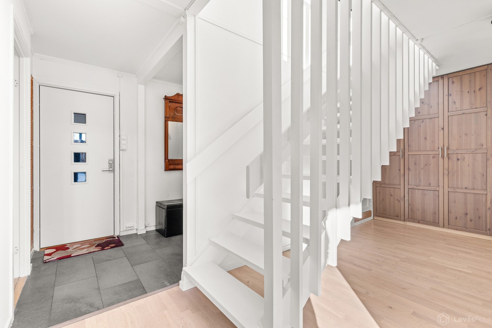 Fra gangen leder trappen deg opp til den sosiale sonen i andre etasje. Galleribilde