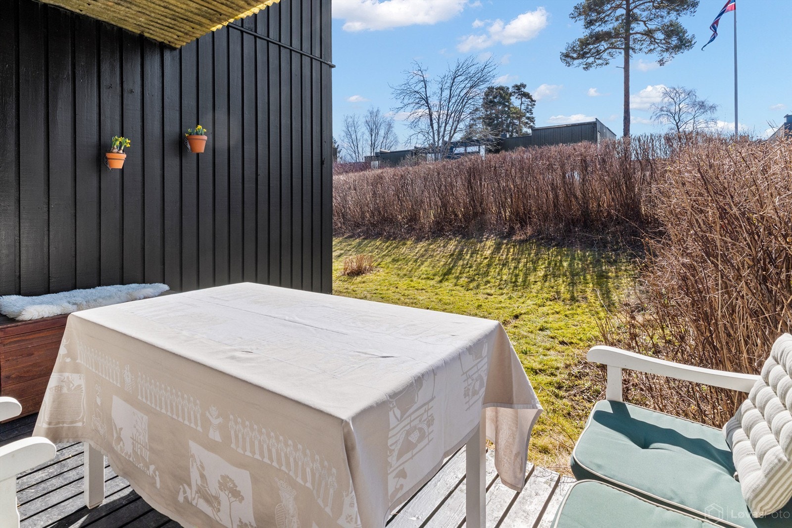 Dette er en lun uteplass med enkel adkomst fra boligens entré i første etasje. Galleribilde