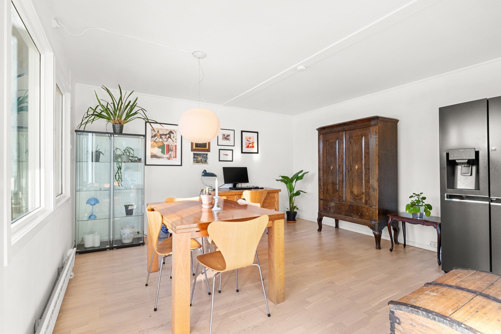 I tilknytning til kjøkkenet er det god plass for en spiseplass eller en hjemmekontorløsning. Galleribilde