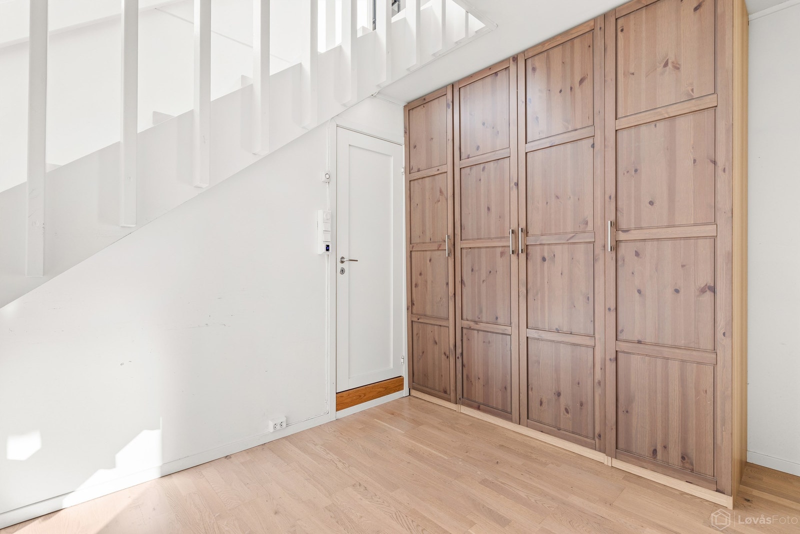 Under trappen er det god plass til oppbevaringsløsninger. Galleribilde