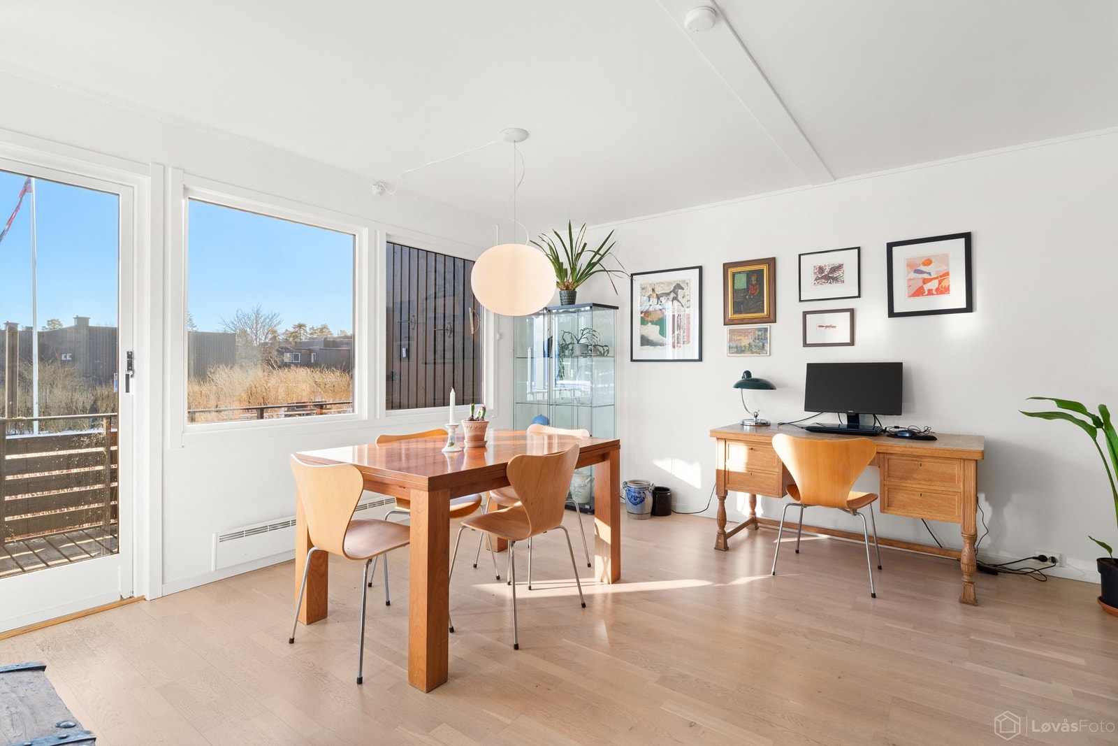 Fra spiseplassen har du direkte utgang til balkongen. Galleribilde