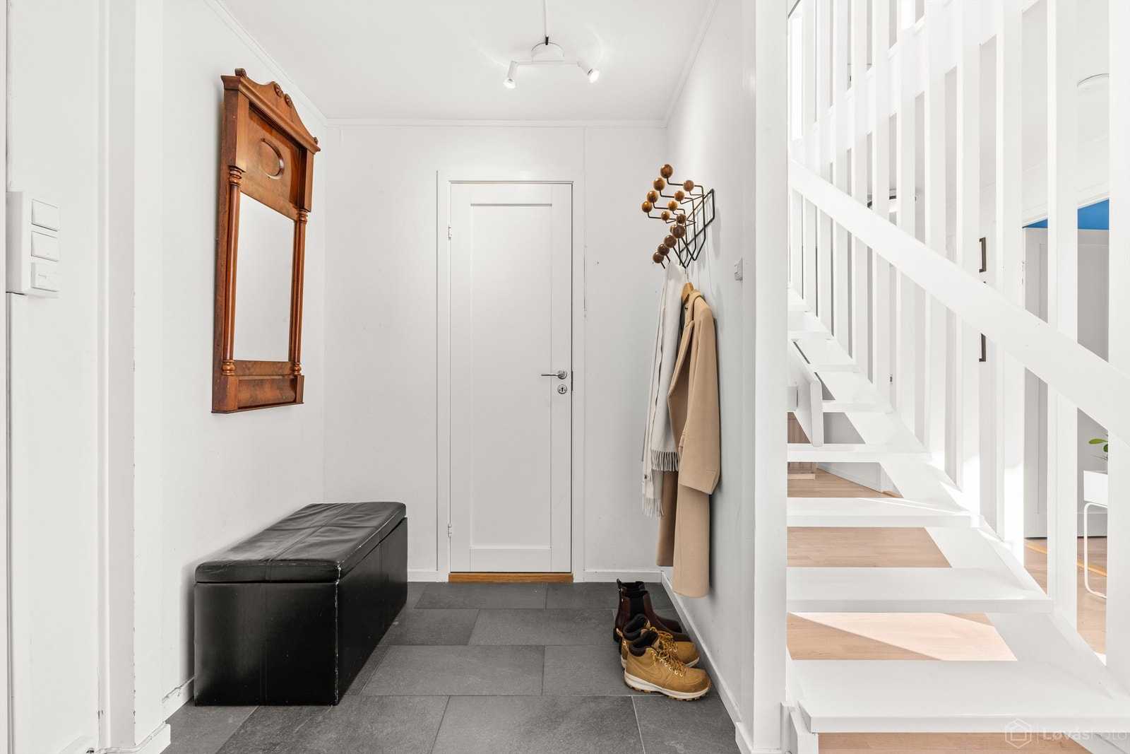 Velkommen inn i en praktisk entré med flislagt gulv og behagelig gulvvarme. Galleribilde