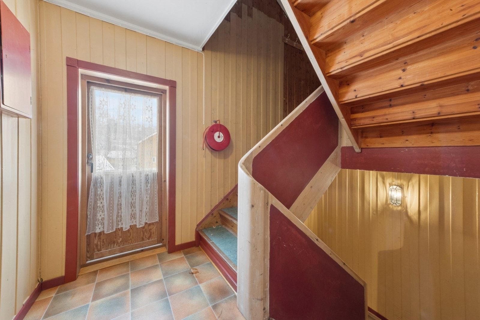 Via felles trappegang tar vi oss opp i 2.etg. Galleribilde