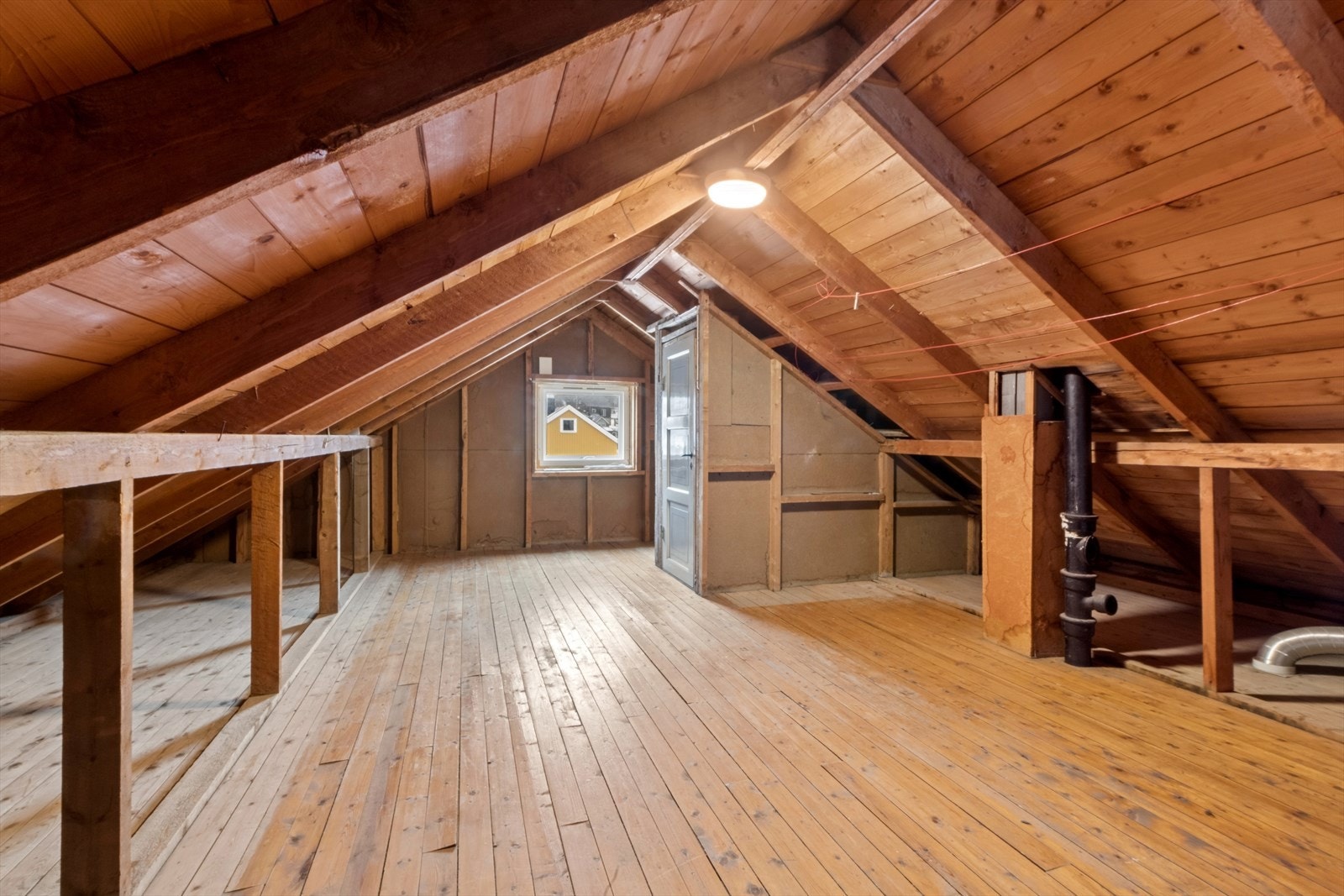 Loft med lagringsplass. Galleribilde