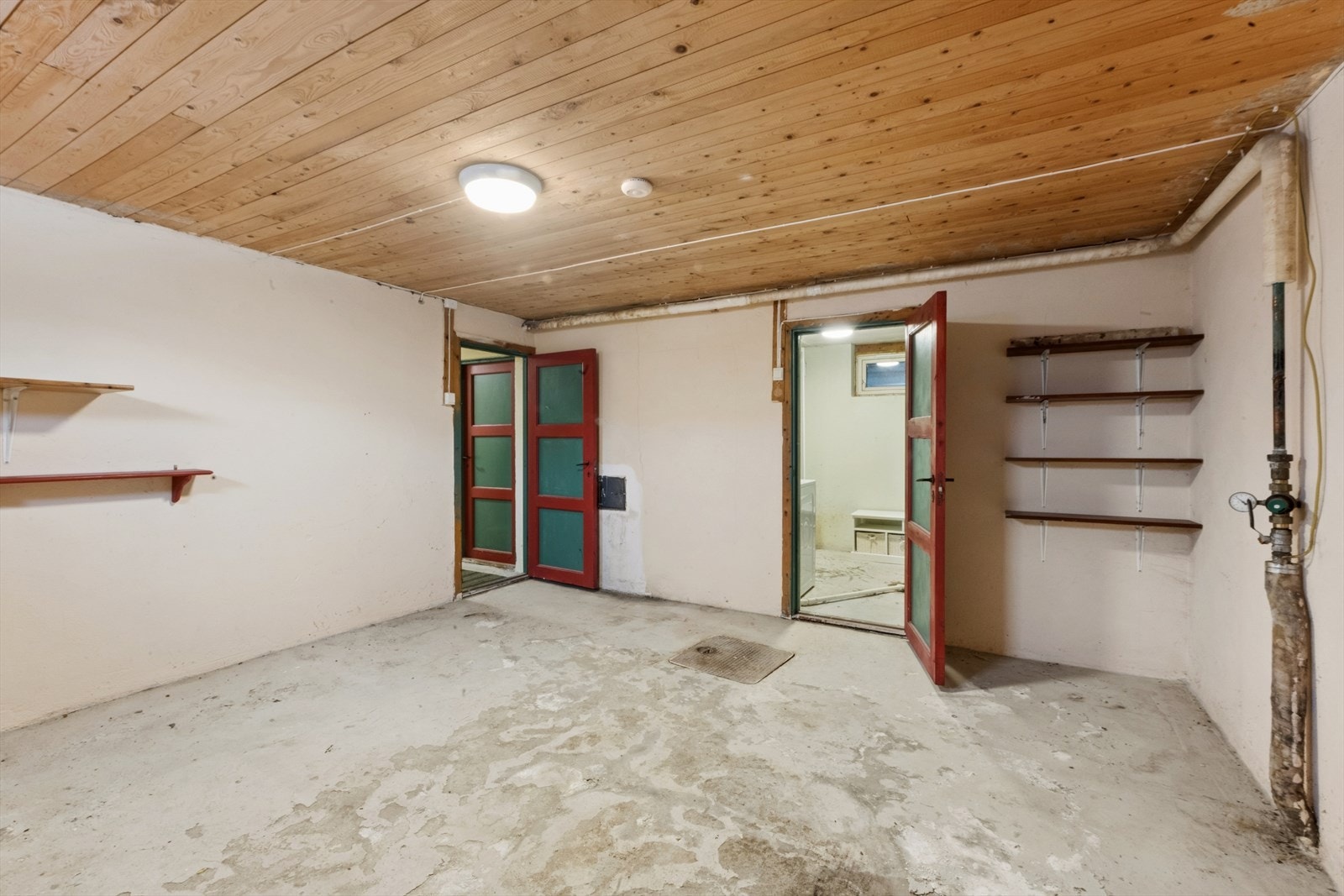 Kjeller med vaskerom og rikelig med bodplass, fordelt på 5 stk. boder. Galleribilde