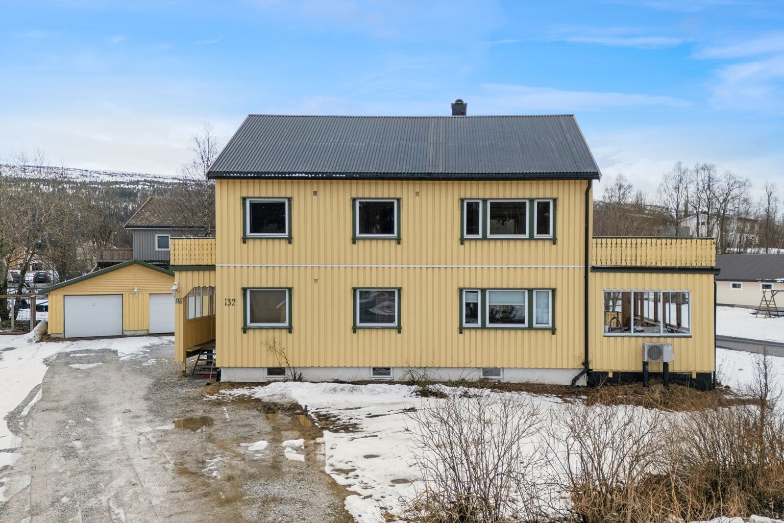 Hel tomannsbolig med 2.stk 3-roms leiligheter, samt rikelig med lagringsplass i kjeller og på loft. Galleribilde