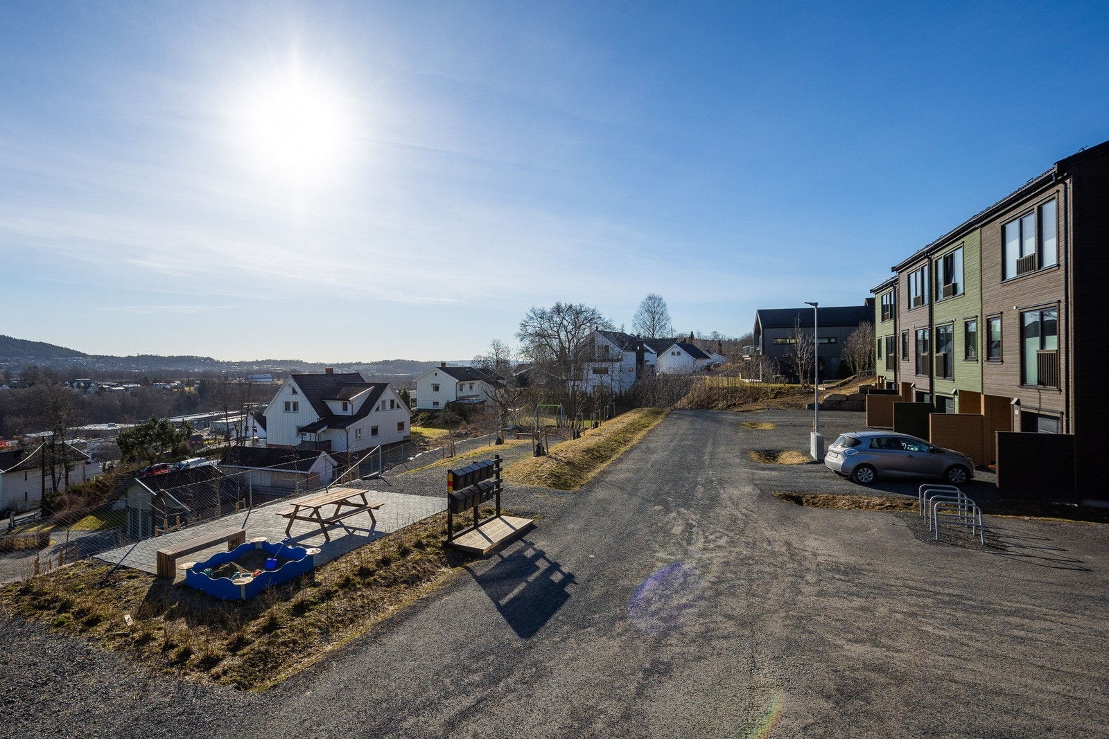 Barnevennlig tun med felles lekeplass Galleribilde