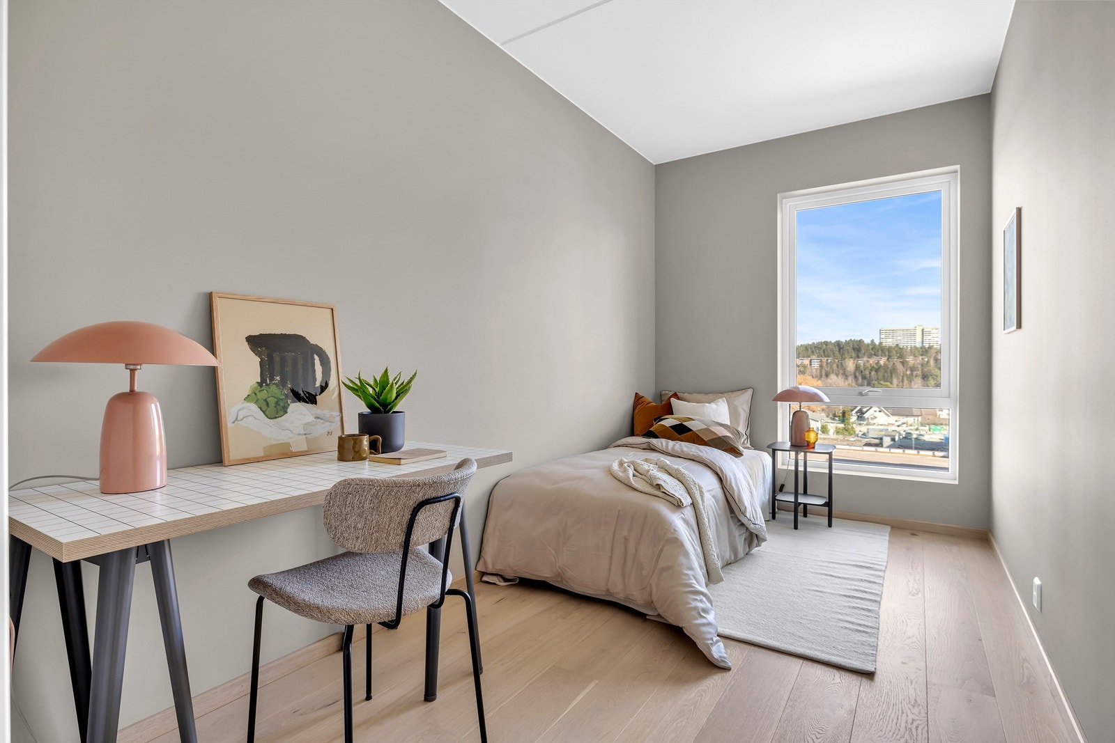 Det andre soverommet er et fleksibelt rom som egner seg godt som barnerom, gjesterom eller kontor. Det er god plass til seng med tilhørende møblement, samt en skrivepult eller et garderoneskap. (Arkivfoto fra tilsvarende leilighet) Galleribilde