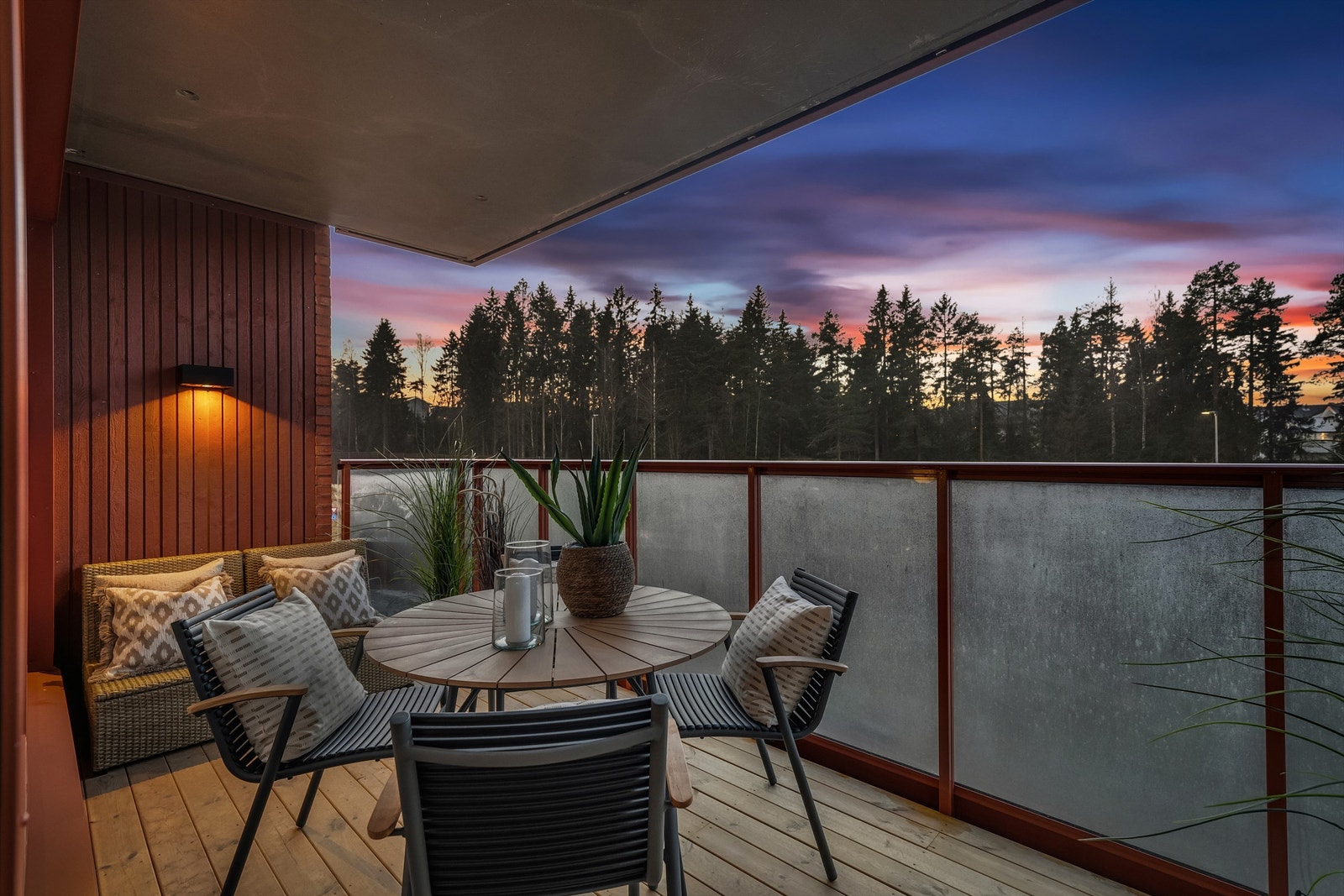 Balkongen ligger vestvendt og har gode solforhold. (Arkivfoto fra tilsvarende leilighet) Galleribilde