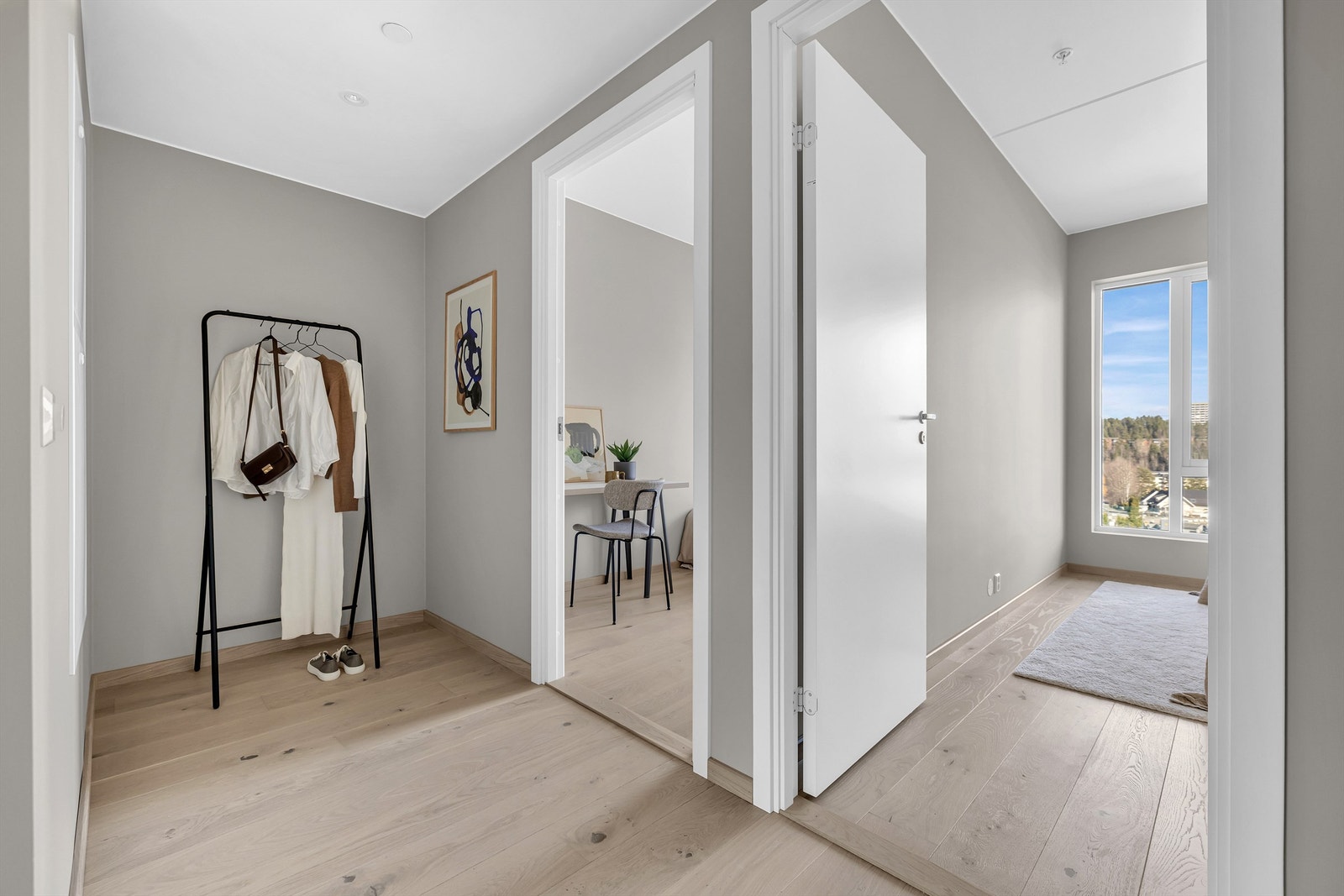 En praktisk gang skiller leiligheten soverom fra oppholdsrommene, med plass til mer garderobe. (Arkivfoto fra tilsvarende leilighet) Galleribilde