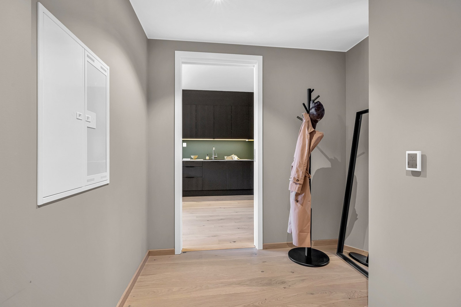 God entréen med plass til oppbevaring av yttertøy og sko. (Arkivfoto fra tilsvarende leilighet) Galleribilde