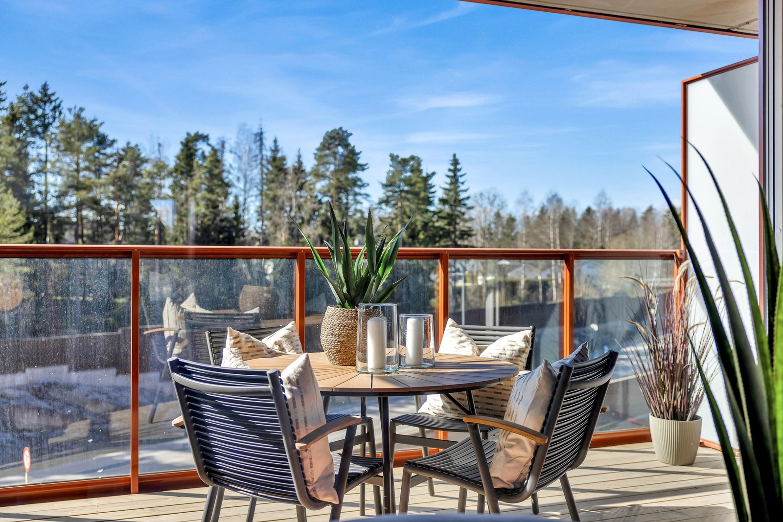 Balkongen er på hele 17 m² med utsyn mot grønne omgivelser og etablert boligområde. (Arkivfoto fra tilsvarende leilighet) Galleribilde
