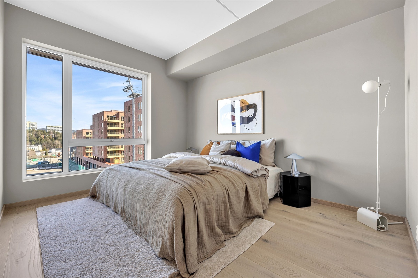Hovedsoverommet er romslig, det er god plass til dobbeltseng med tilhørende møblement på begge sider, samt å etablere en garderobeløsning. (Arkivfoto fra tilsvarende leilighet) Galleribilde
