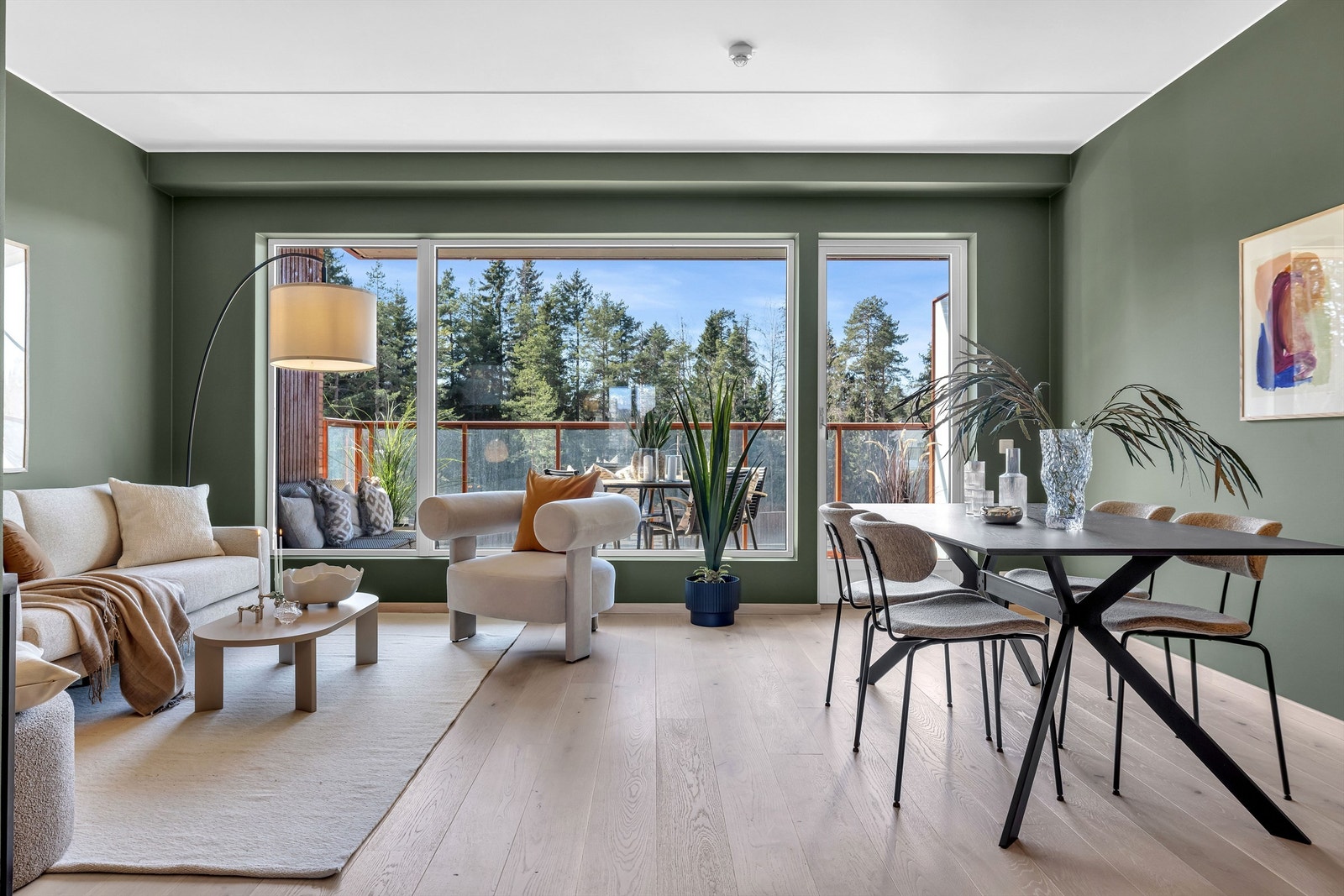 Vinduene slipper inn rikelig med dagslys og kobler rommet med uteplassen. (Arkivfoto fra tilsvarende leilighet) Galleribilde