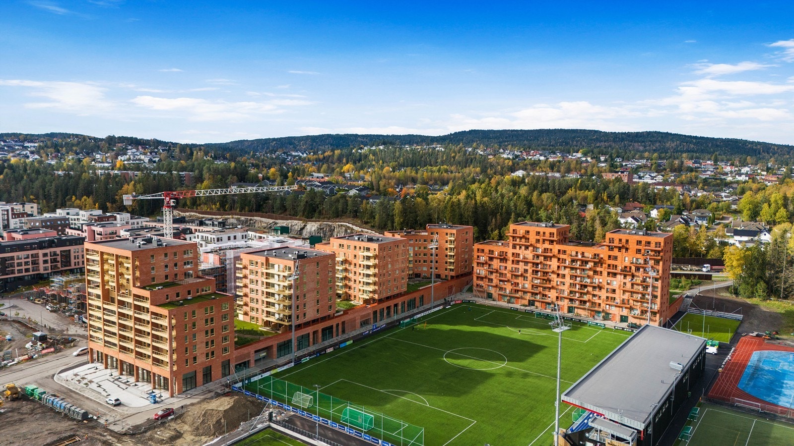 Beliggenheten er sentral og samtidig tilbaketrukket, med Rolvsrud stadion og grøntområder som nærmeste nabo. Galleribilde