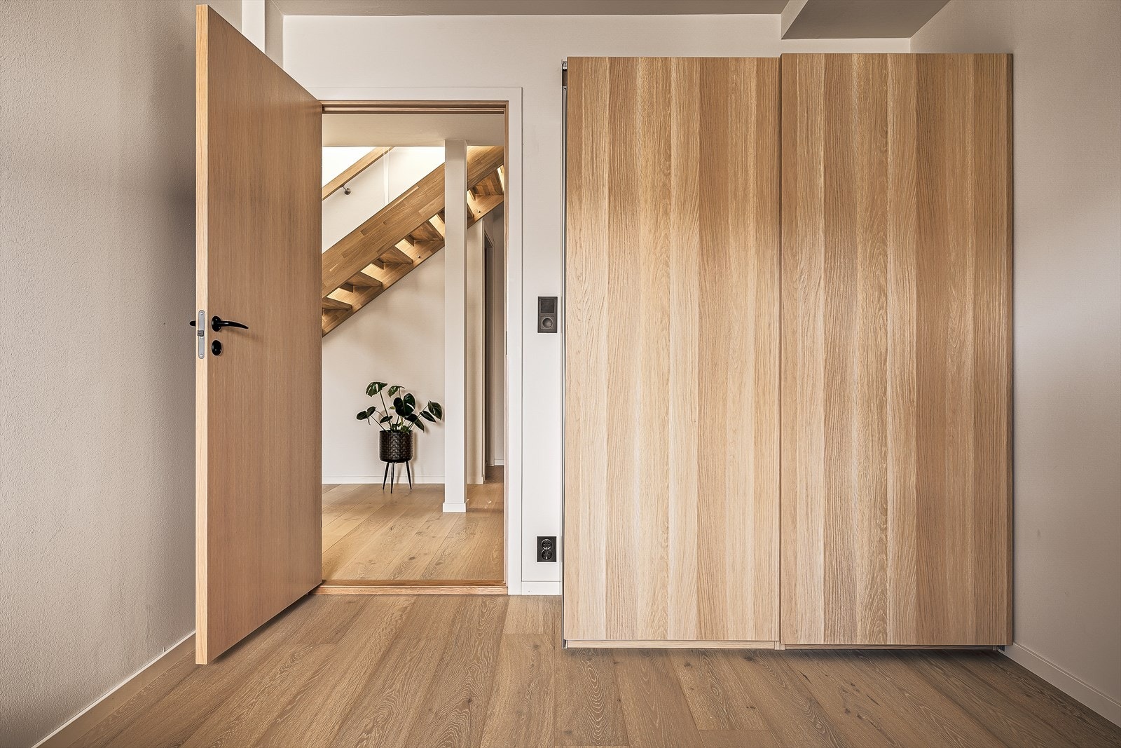 Stor skyvedørsgarderobe for god oppbevaringsplass. Galleribilde