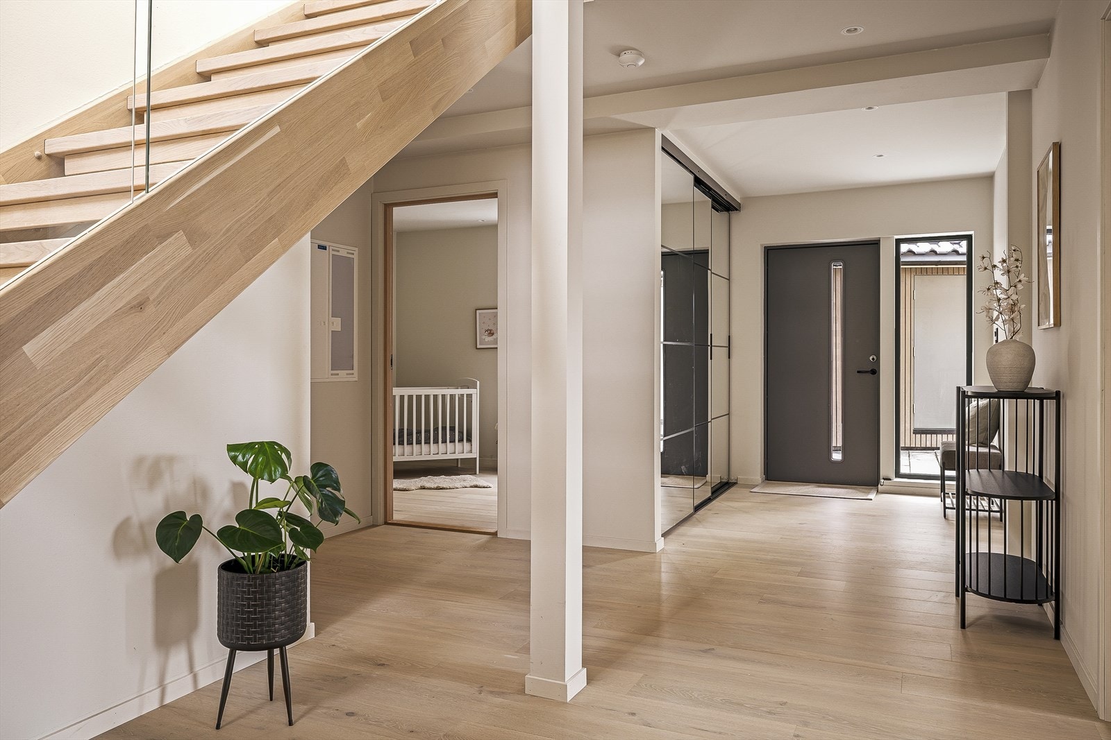Utsøkt bruk av downlights i taket i hele boligen. Galleribilde