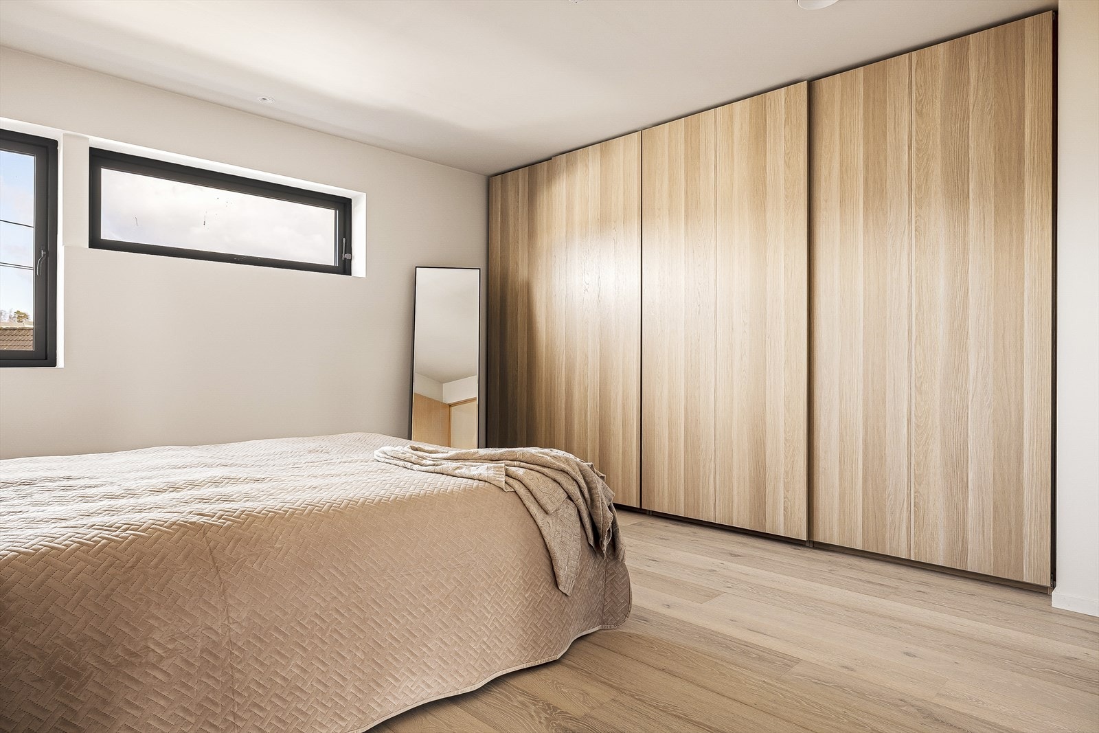 Stor skyvedørsgarderobe med rikelig oppbevaringsplass. Galleribilde