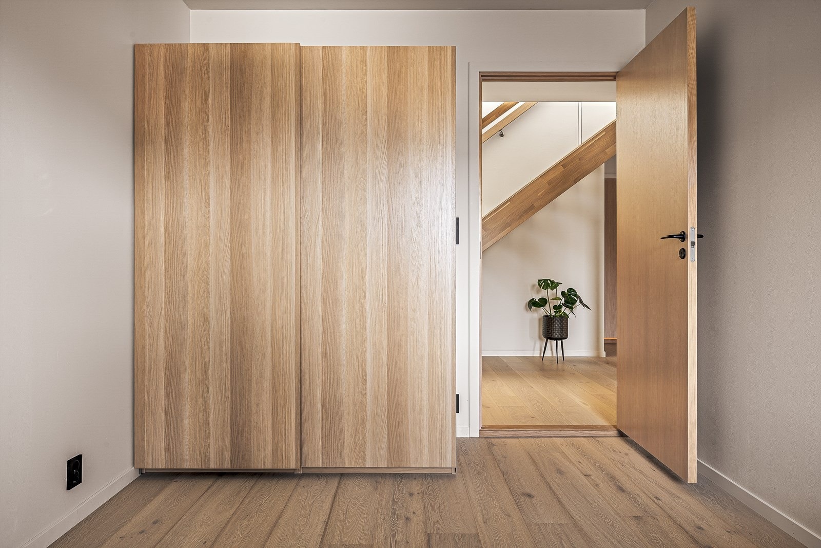 Stor skyvedørsgarderobe for god oppbevaringsplass. Galleribilde