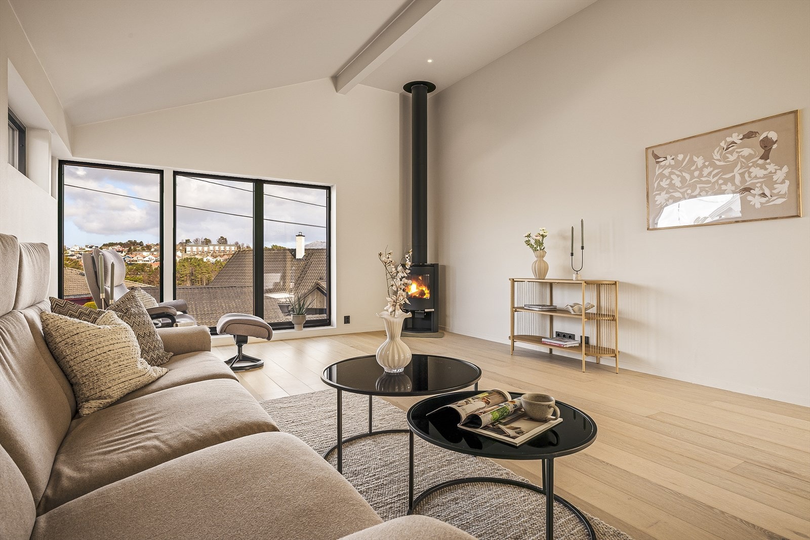 Stuen er stor og luftig med god plass til flere sittegrupper i ulike soner. Galleribilde