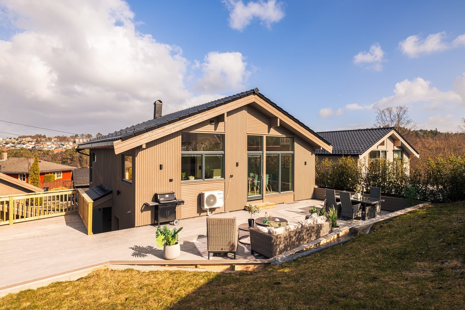 Boligen har solrik terrasse og hage som hele familien kan nyte. Galleribilde