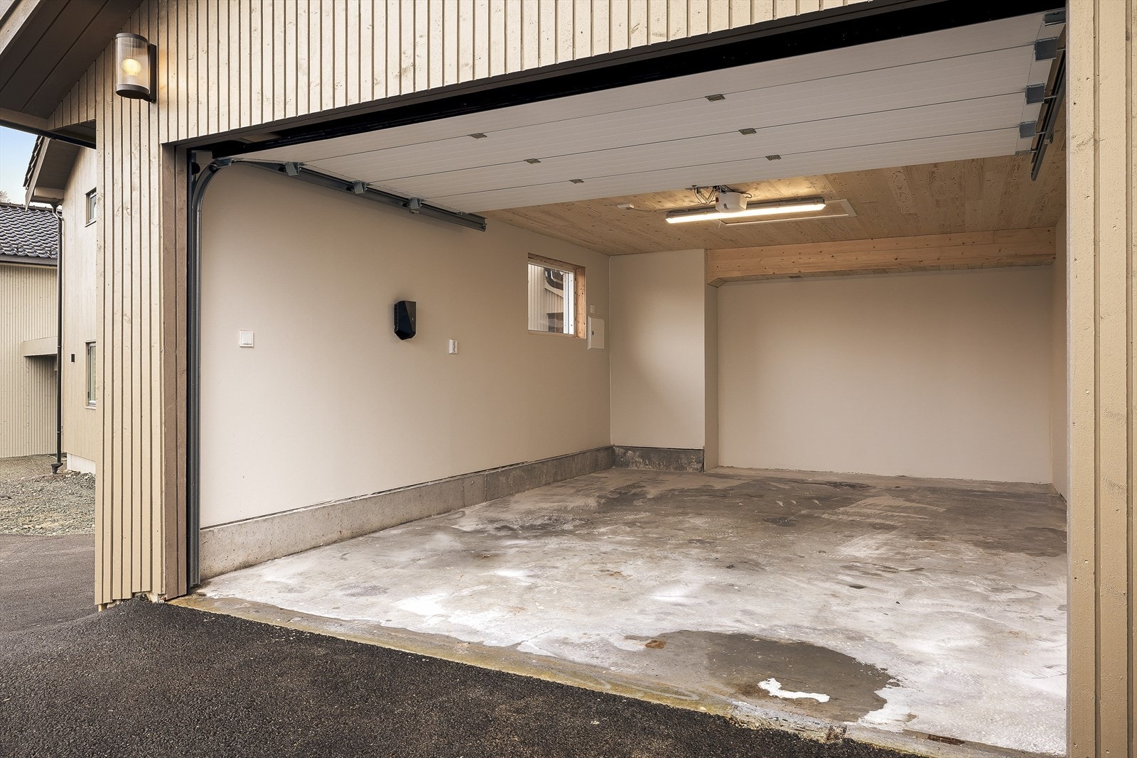 Stor på 24m² med Elbil lader. Garasjen er fra 2011, men rehabilitert i 2025. Galleribilde