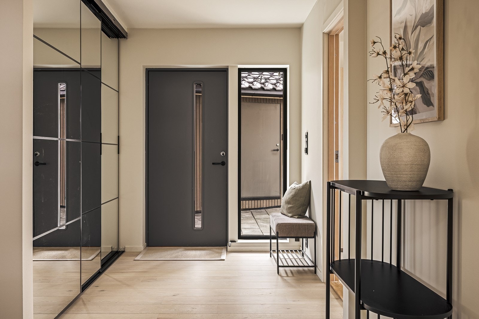 Velkommen inn! Entréen har stor skyvedørsgarderobe for god plass til ytterbekledning og sko. Galleribilde