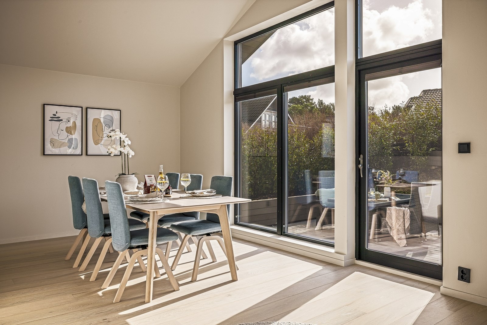 Fra spisestuen er det utgang til herlig terrasse og hage. Galleribilde
