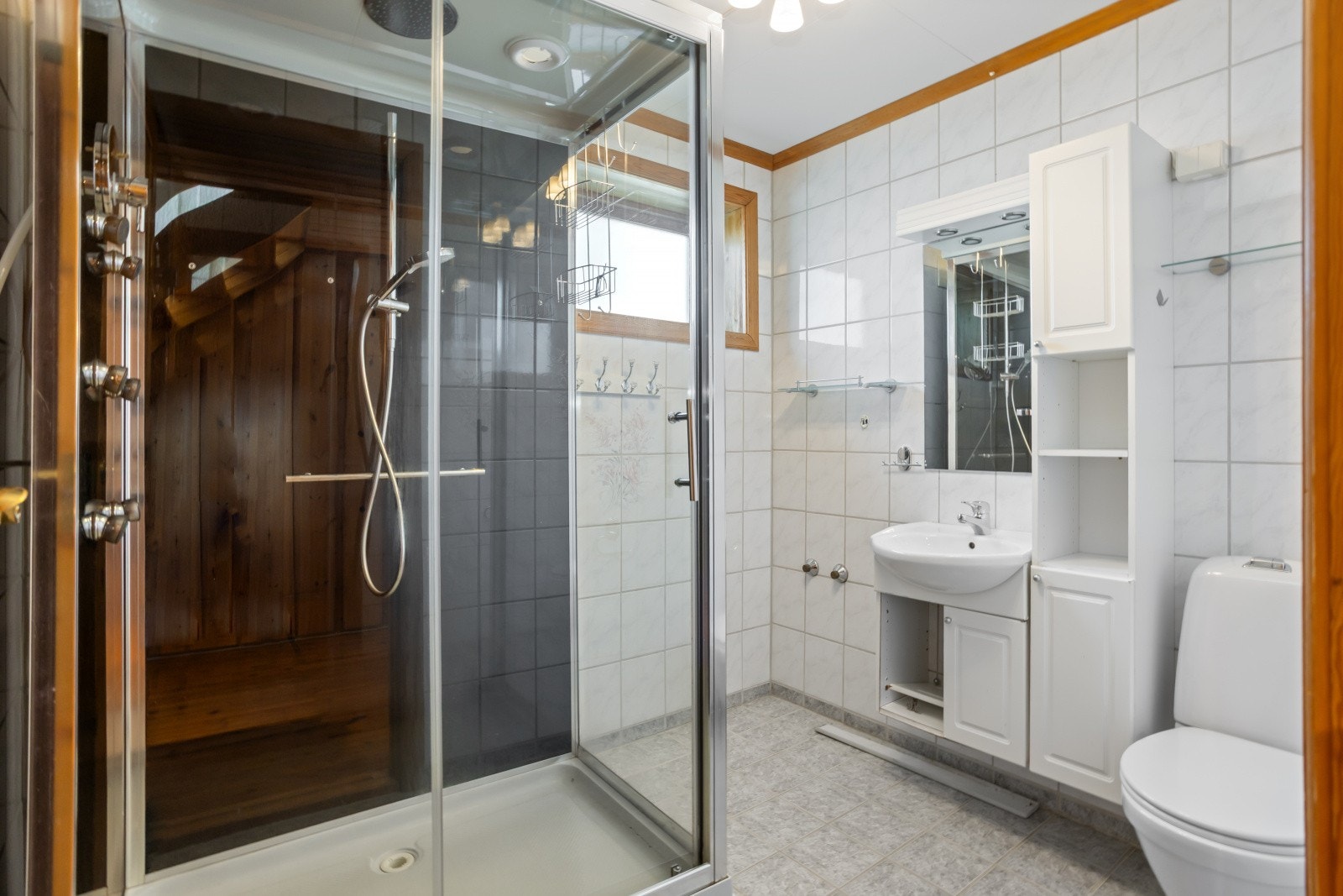 Badet i underetasjen ble oppgradert i 1999 og har flislagte overflater, gulvvarme og dusjkabinett. Galleribilde